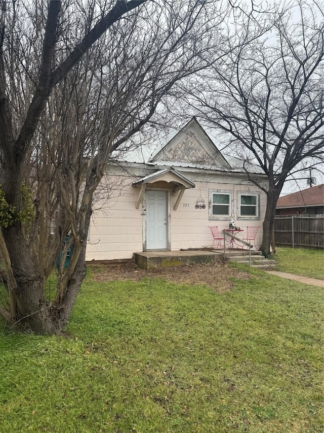 view of front of house with a front lawn