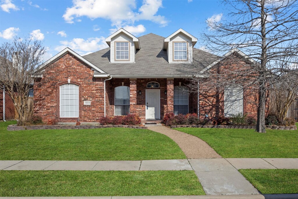 view of front of home featuring a front yard