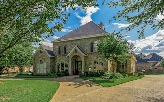 view of front of property featuring a front lawn