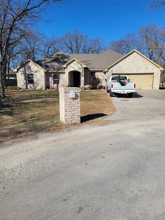 view of front of house featuring a garage and a front yard