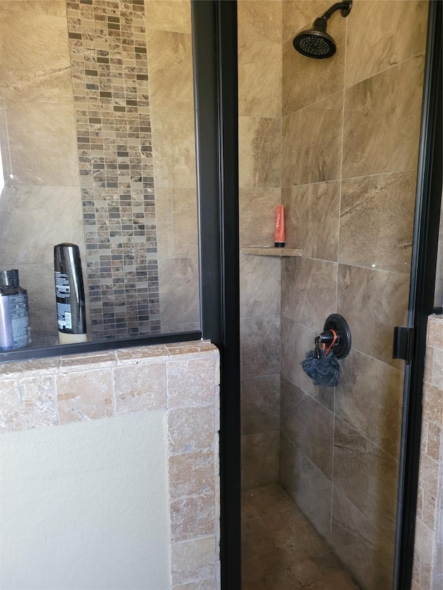 bathroom featuring a tile shower