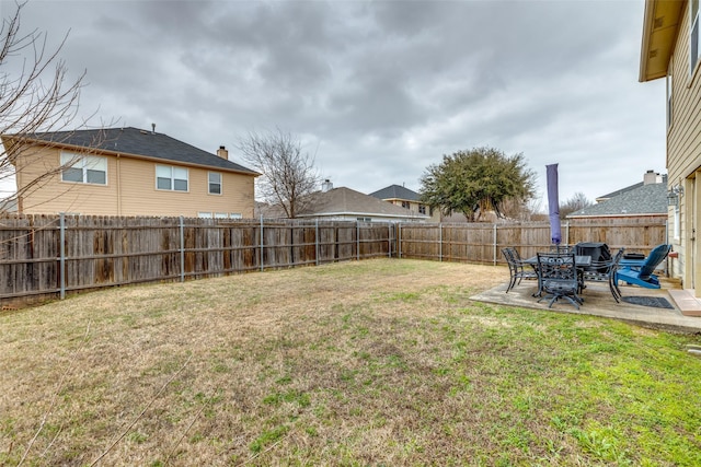 view of yard featuring a patio