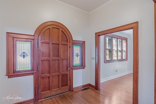 848 Robinson Pl, Shreveport, LA 71104 - foyer with wood finished floors, baseboards, and ornamental molding