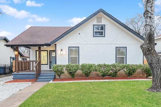 bungalow featuring a front lawn