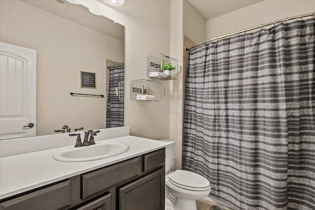 full bathroom with a shower with curtain, toilet, and vanity