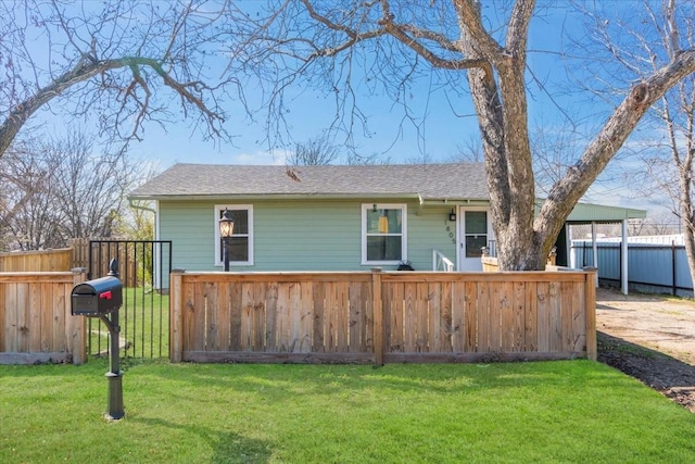 view of front of home featuring a front lawn