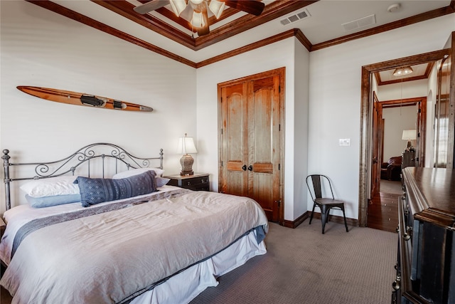 bedroom featuring crown molding, carpet floors, ceiling fan, and a closet