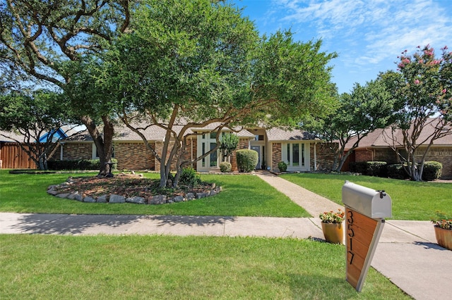 ranch-style home with a front yard