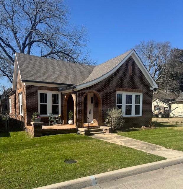 view of front facade with a front lawn