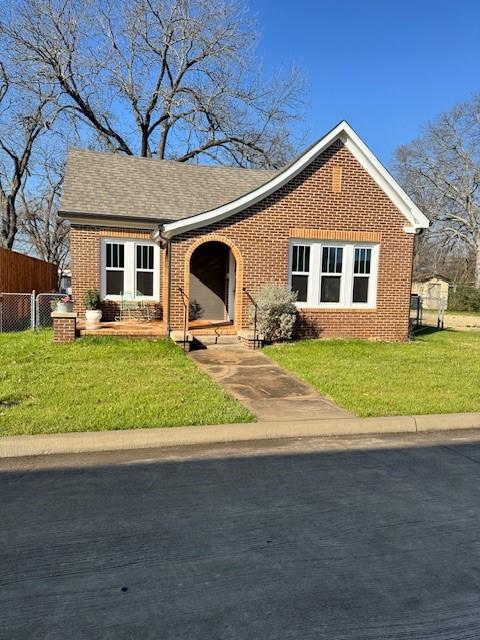 ranch-style home featuring a front lawn