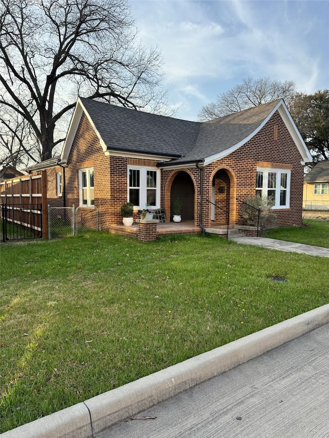 view of front facade featuring a front lawn