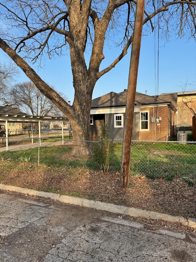 view of front of property featuring a front yard