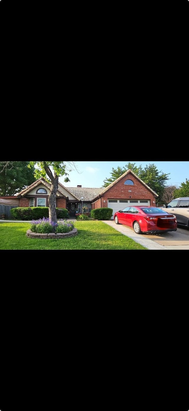 view of front of home featuring a front lawn