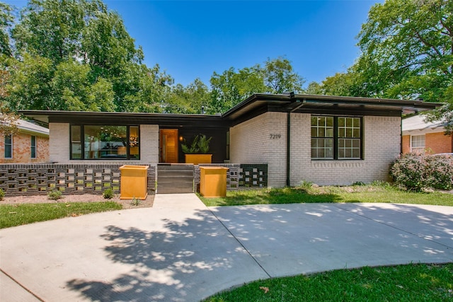 view of front of house featuring a patio