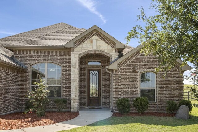 single story home with a front lawn