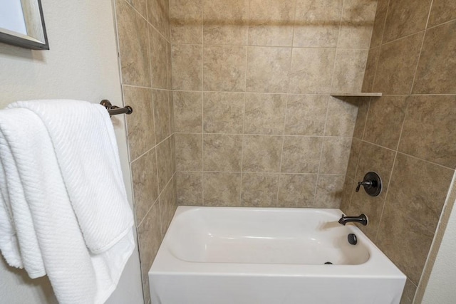 bathroom with tiled shower / bath combo