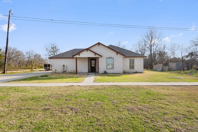 view of front of property with a front lawn