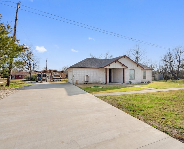 view of front of home featuring a carport and a front lawn