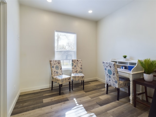 living area featuring recessed lighting, wood finished floors, and baseboards