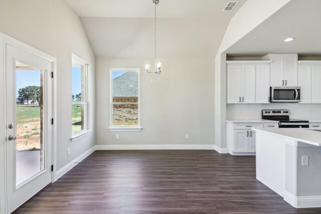 kitchen featuring sink, appliances with stainless steel finishes, a kitchen island with sink, white cabinets, and dark hardwood / wood-style flooring