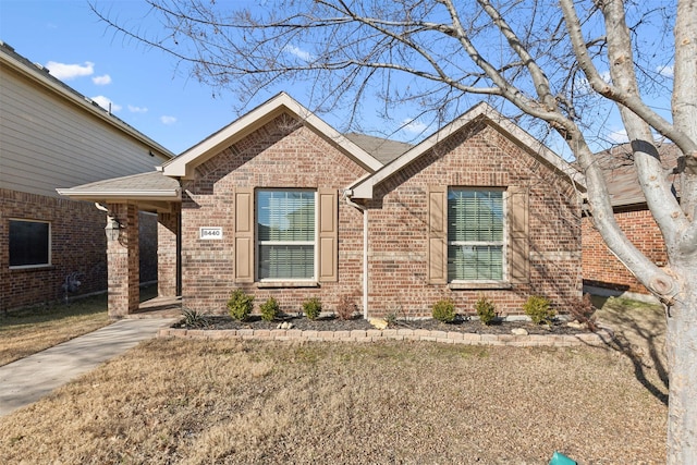 view of front of home featuring a front lawn