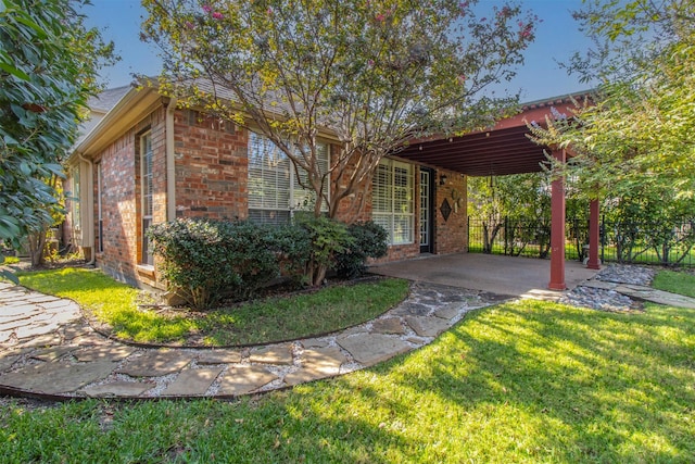 view of front of home with a front lawn