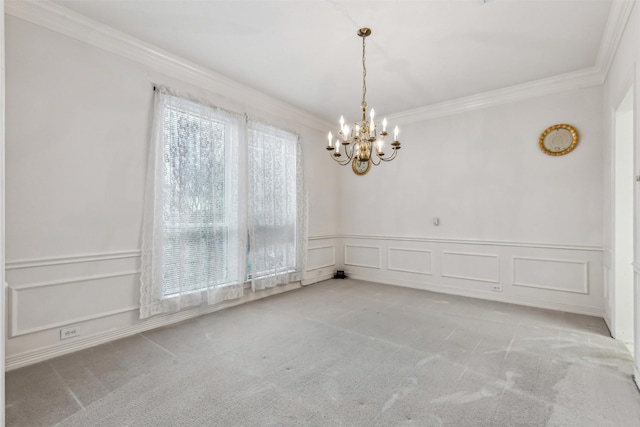 carpeted spare room with crown molding and an inviting chandelier