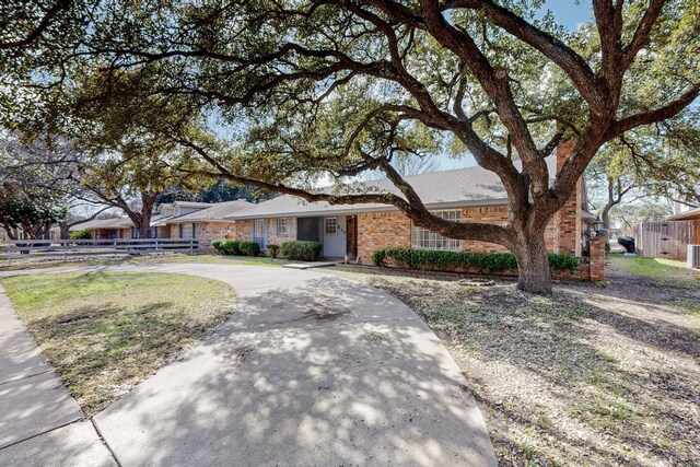 single story home with a front lawn