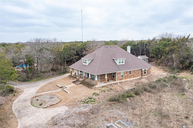 birds eye view of property featuring a forest view