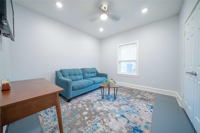 living area with ceiling fan, baseboards, and recessed lighting