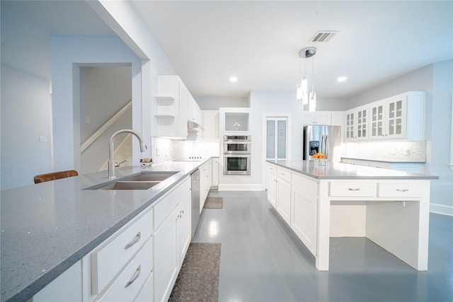 kitchen with stainless steel appliances, a sink, visible vents, open shelves, and tasteful backsplash