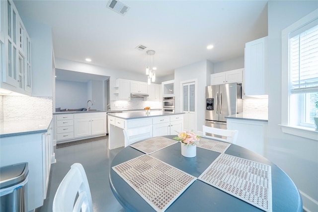 dining room featuring visible vents and recessed lighting