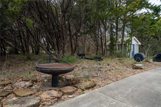 view of yard with an outbuilding