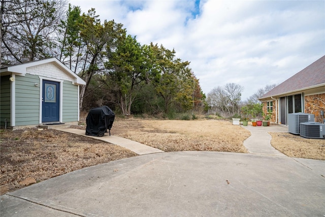 view of yard with an outbuilding and central AC