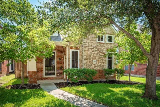 view of front of house featuring a front lawn