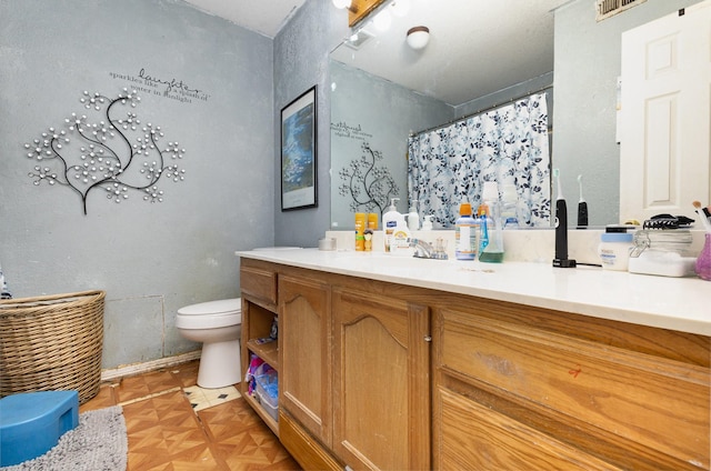 full bath featuring toilet, visible vents, vanity, and a shower with curtain