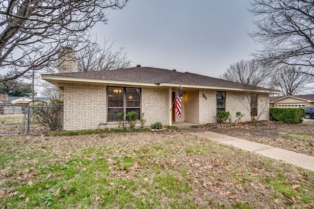 single story home with a front lawn