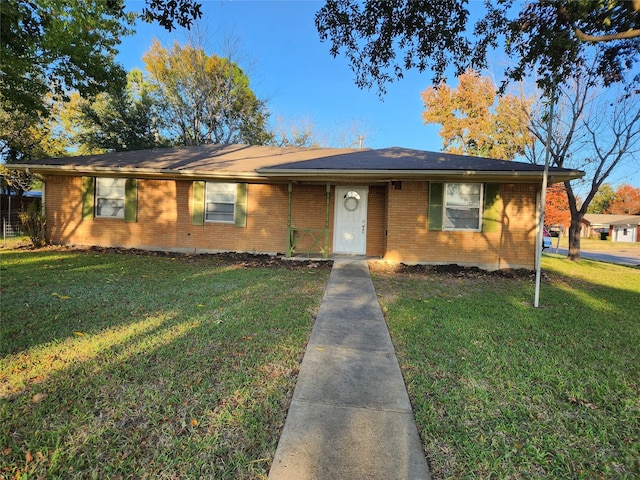 single story home with a front lawn