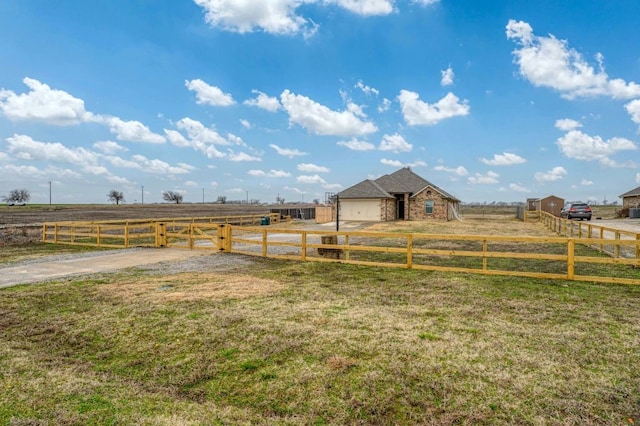 view of yard featuring a rural view