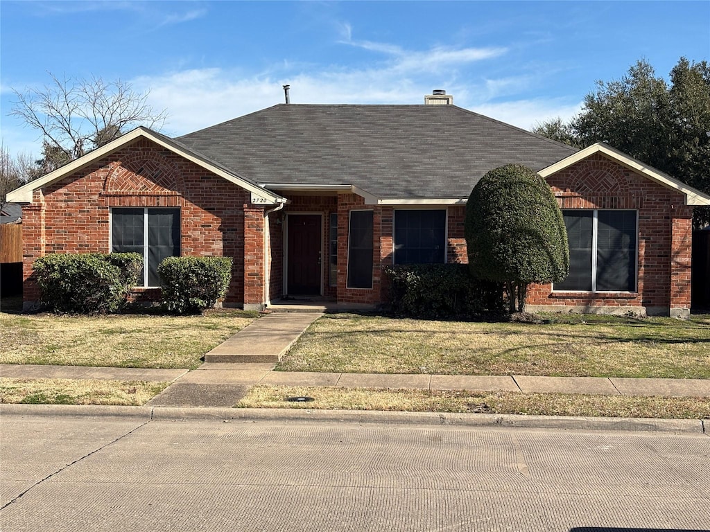 single story home with a front yard