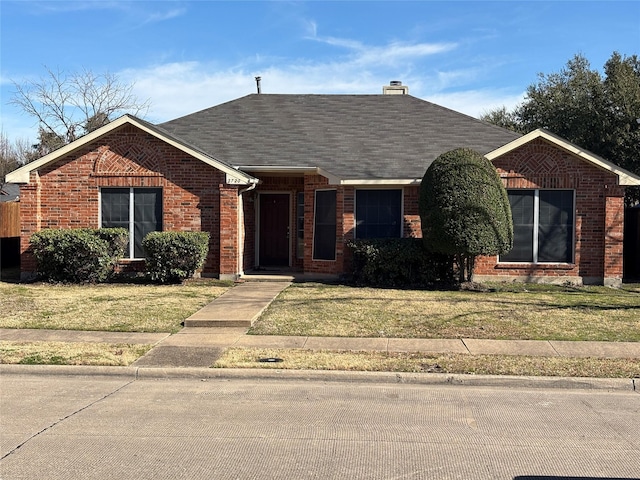 single story home with a front yard