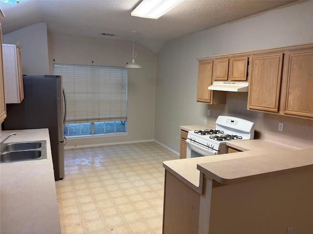 kitchen with lofted ceiling, sink, white gas range, kitchen peninsula, and pendant lighting