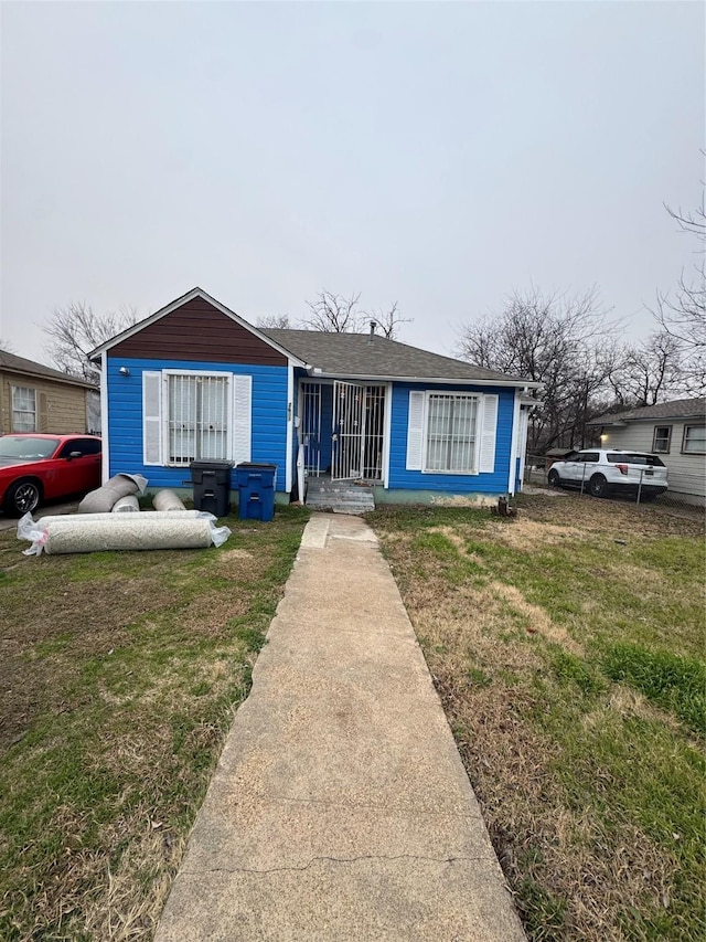 view of front of home featuring a front yard