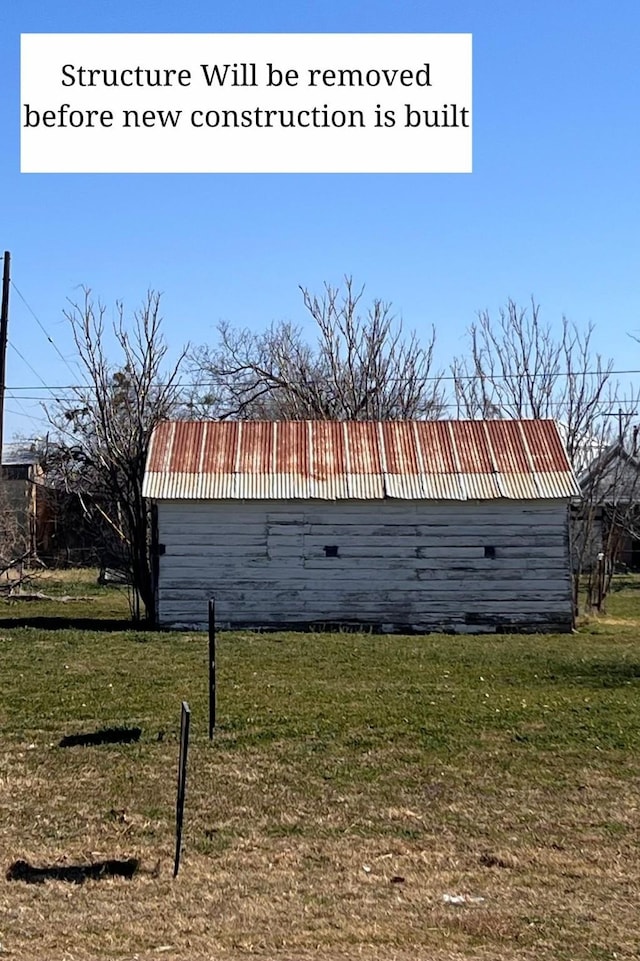 view of yard with an outdoor structure