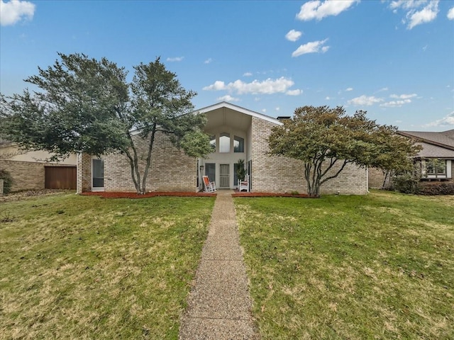 view of front of home featuring a front yard