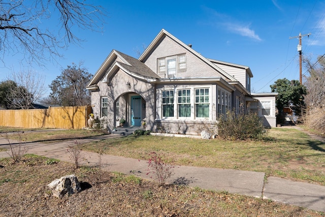 view of front of property featuring a front lawn