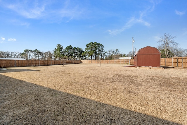 view of yard featuring an outbuilding