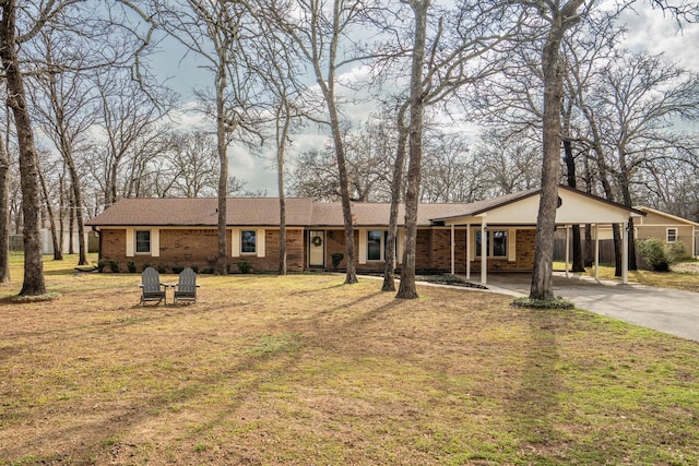 view of front of house featuring a carport and a front lawn