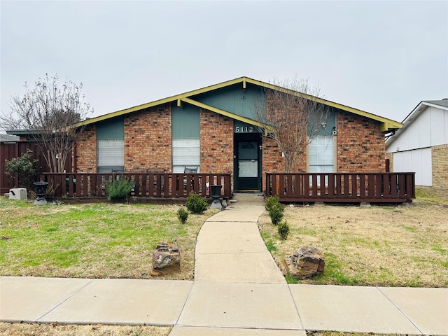 view of front facade with a front yard