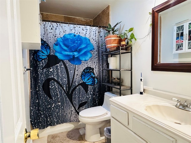 bathroom with vanity, curtained shower, and toilet